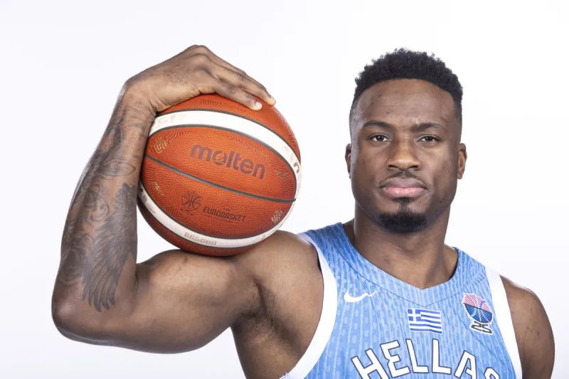 开云体育-萨纳西斯-阿德托昆博全场2中0，得到2分2篮板1助攻1抢断