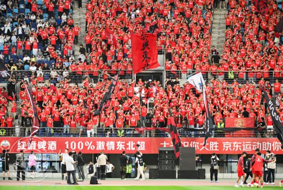体育平台-当东北超爆火遇到亚泰三十年 长春足球“超燃”|长春亚泰|职业|球迷|民间|王锁龙_新浪体育_新浪新闻