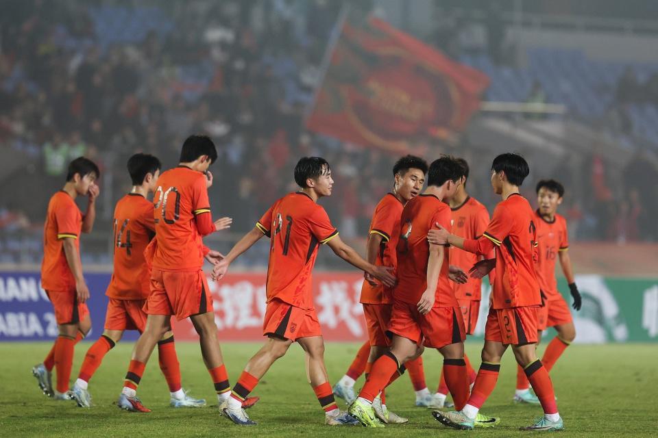 体育平台-U17国足晋级世少赛！媒体人热议：先庆祝账慢慢算，赶紧换帅吧